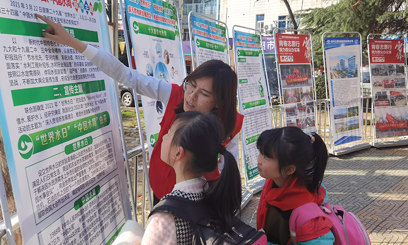 2021年3月25日，藍鴿志愿服務(wù)隊前往社區(qū)開展“世界水日”暨“中國水周”主題宣傳活動（1）
