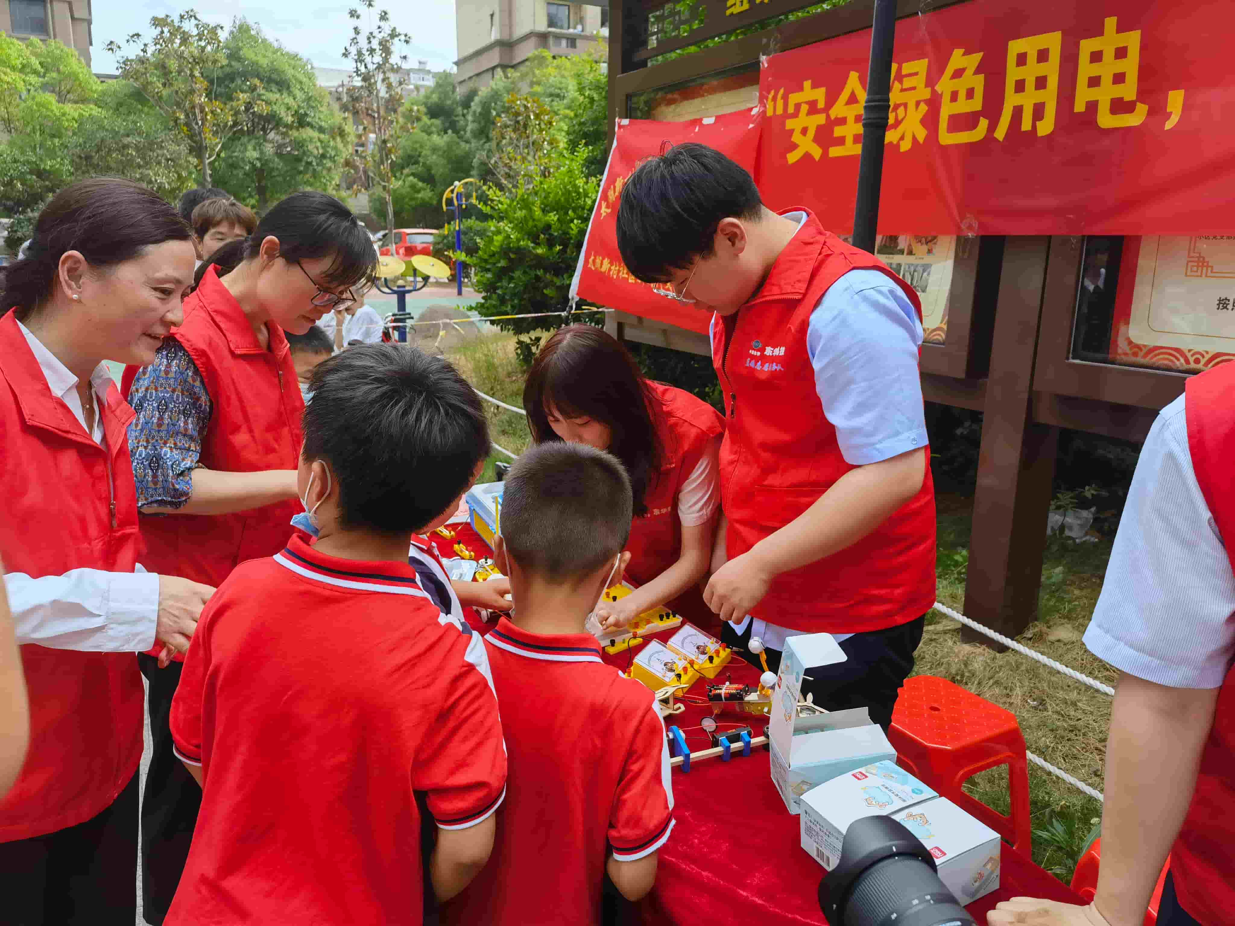 2021年6月21日，藍鴿志愿服務(wù)隊前往社區(qū)開展“安全用電，安全你我”志愿活動（1）